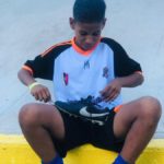 (+TUIT) Luciano, el goleador que remienda sus zapatos