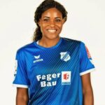 Patricia George, una »exótica» pieza que puede vestir de vinotinto