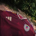 La camiseta que nos conecta con el origen y la identidad de ser vinotinto